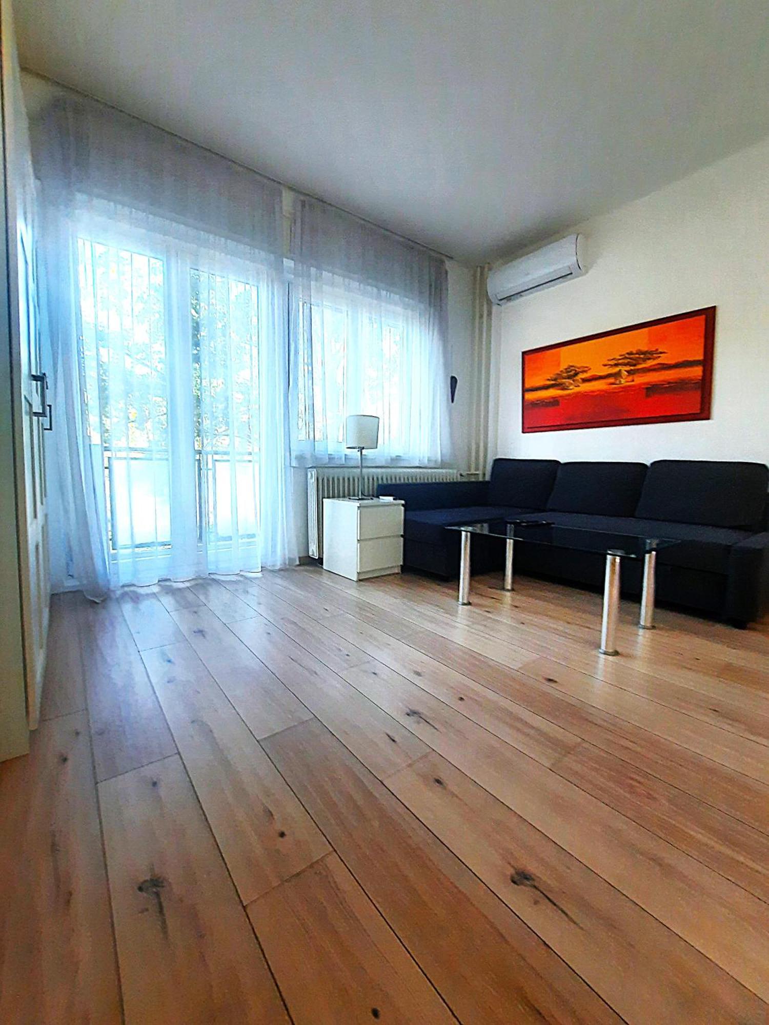Andrassy With Inside Parking Apartman